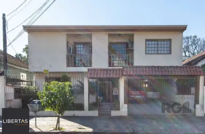 Casa de alvenaria, 3 quartos, 1 suíte, 4 banheiros e 5 vagas de garagem.