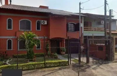 Casa de 04 dormitórios sendo 02 suíte com 03 pavimentos e 03 vagas de garagem.