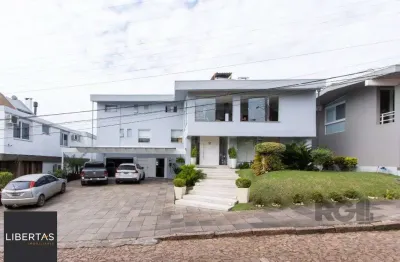 Casa em condominio . com 6 suites, sendo 3 suítes master com closet e hidro.