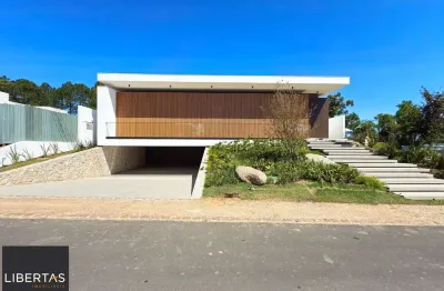 A casa conta com 434m2 de área construída, mas com um aproveitamento total dos 1.012m2 do lote