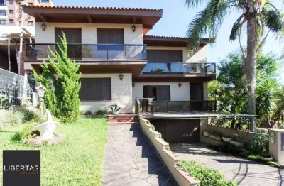 Casa a venda com 03 dormitórios, living 03 ambientes com vista para o Rio.