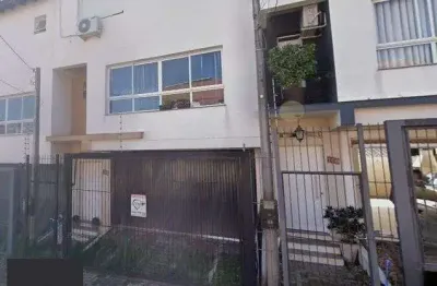 Sobrado  com 3 quartos, 1 suíte, lareira, churrasqueira, 3 vagas cobertas na zona sul.