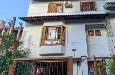 Excelente casa com 214m² privativos na Rua Dona Paulina - Bairro Tristeza!