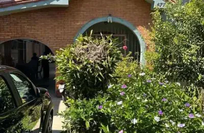 Casa com 4 dormitórios no Bairro Tristeza, com churrasqueira, lareia e vaga de garagem.