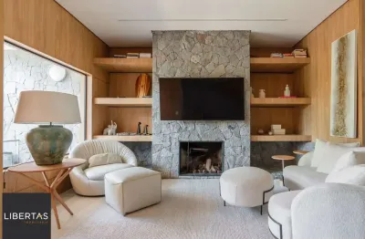 Casa com 3 suítes amplas, além de uma sala generoso com lareira e 2 vagas de garagem.