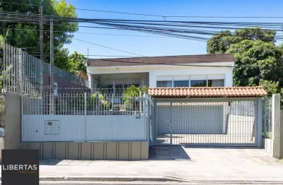 Casa de alvenaria, 4 dormitórios, 2 suítes, bairro Cristal.