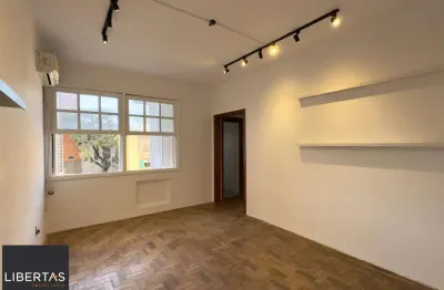 Apartamento reformado de 68m², 2 dormitórios no bairro Praia de Belas