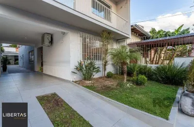 Casa sobrado no bairro Santo Antônio de 4 dormitórios e 3 vagas