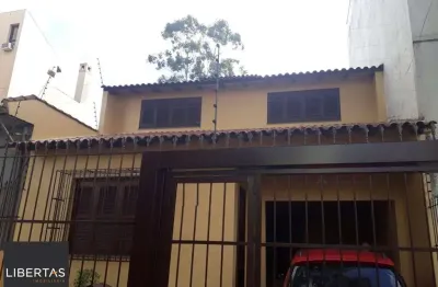 Casa sobrado no bairro Auxiliadora de 3 dormitórios e 3 vagas