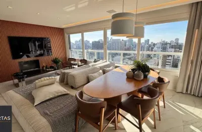 Amplo apartamento com 3 suítes, lavabo, lareira e 2 vagas individuais.