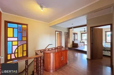 Casa ampla com piscina, adega, quiosque com churrasqueira e casa nos fundos (edícula).