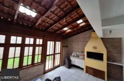 Casa semi mobiliada de 3 quartos, suíte, pátio, 2 vagas no bairro Serraria