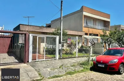 Boa casa térrea, com 03 dormitórios (sendo 01 suíte), sala, 02 banheiros