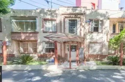 Apartamento no bairro Petrópolis de 2 dormitórios térreo com pátio