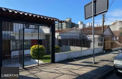 Casa de (3)três quartos, sendo uma suíte com duas vagas de garagem.