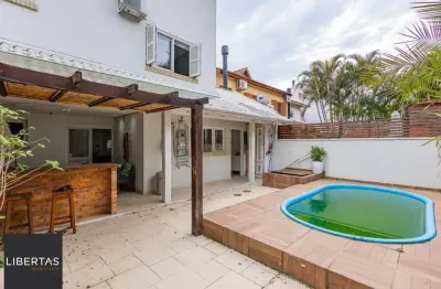 Libertas Imobiliária aluga casa em condomínio com 242m2 no bairro Ecoville.