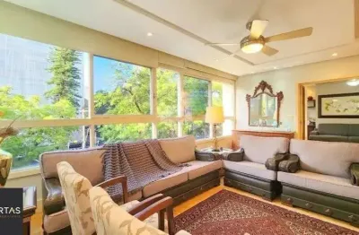 Apartamento 3 dormitórios, suíte, semimobiliado e duas vagas de garagem.