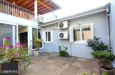 Casa com 4 dormitórios, espaço gourmet e terraço na Zona Norte de Porto Alegre
