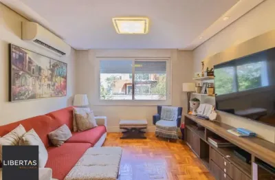 Apartamento com 3 dormitórios, 2 banheiros sociais e 2 vagas.