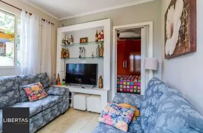 Casa térrea com 3 dormitórios, amplo pátio e 2 vagas de garagem cobertas.