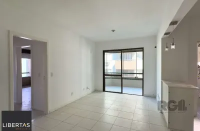 Cobertura com 174m², de frente, 3 dormitórios, em ótima localização no menino deus