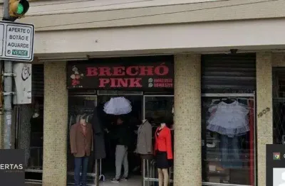 Loja na João Pessoa, de frente para a rua, próximo a Redenção, Porto Alegre.