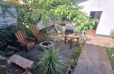 Casa com pátio frente e fundos , lareira churrasqueira, vaga proximo a Av do Forte.