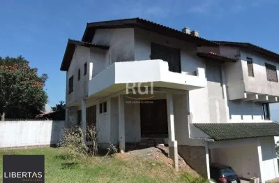 Casa para Venda - 300m², 5 dormitórios, sendo 3 suites, 5 vagas - Teresópolis