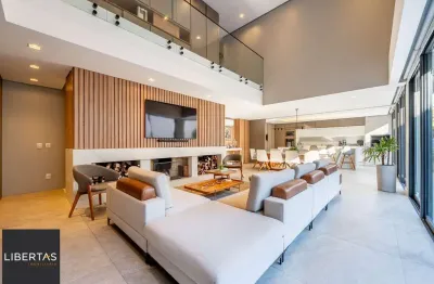 Casa ampla e aconchegante no Alphaville com piscina e segurança 24h