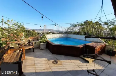 Cobertura com 3 dormitórios, suíte, piscina e churrasqueira.