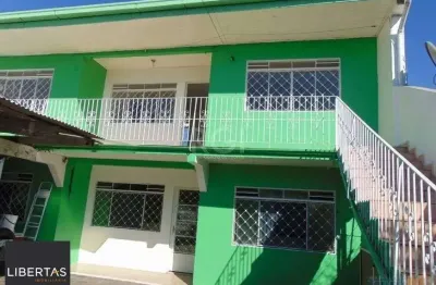 Casa frente, 81,50m2 e 2 apartamento nos fundos térreo e segundo andar.