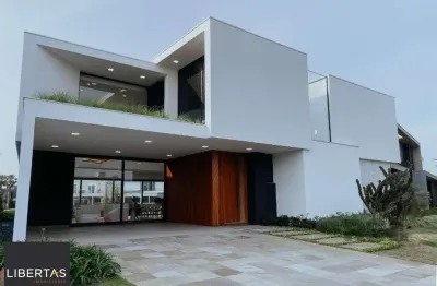 Magnífica mansão a beira lago no cond. Enseada - 6 suítes, 8 banheiros e 2 vagas