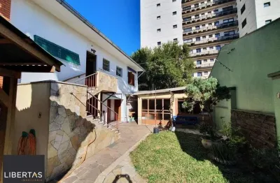 Casa para Venda - 250m², 4 dormitórios, sendo 1 suites, 4 vagas - Centro