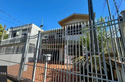 Casa com 350m², 4 quartos, 2 Suítes à venda em Azenha, Porto Alegre.