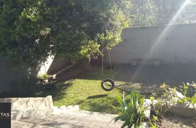 Casa de 2 quartos, churrasqueira, pátio, 2 vagas no bairro Lomba do Pinheiro