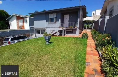 Casa com 03 dormitorios e amplo jardim no bairro Santa Tereza /RS