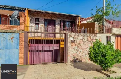 Casa com varanda fechada, 3 quartos, 2 vagas no bairro Farroupilha
