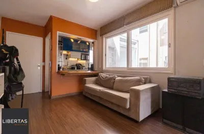 Apartamento de 2 dormitórios, transformado em 1, totalmente reformado.