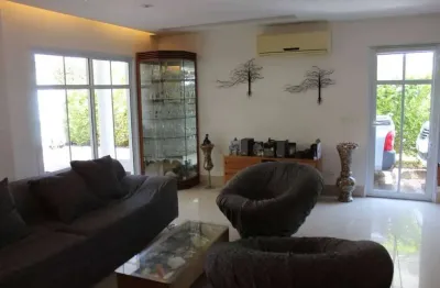 Casa totalmente reformada com 4 quartos para venda no condomínio jardins de monet