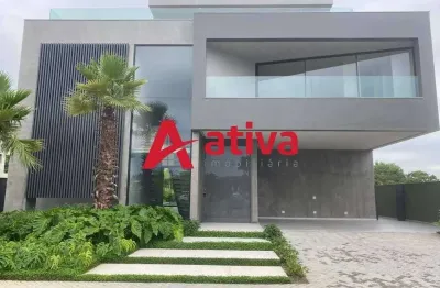 Mansão tríplex com 4 suítes no condomínio alphaville