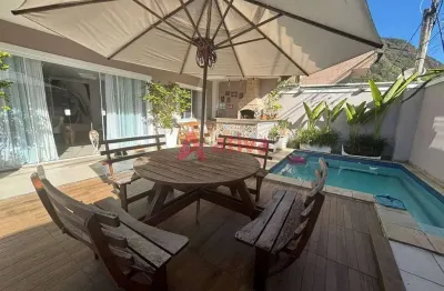 Casa tríplex com 4 suítes a venda no Condomínio Jardim de Florença em Vargem Pequena - Rio de Janeiro