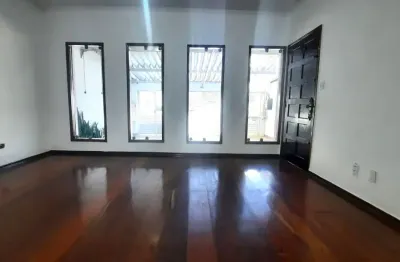 Sobrado no coração do jardim do mar com 4 quartos e 3 vagas.
