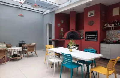 Lindo sobrado com 3 quartos e 2 duas vagas em rua sem saída.