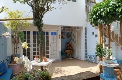 Sobradão aconchegante com 3 suítes e 4 vagas com nos fundos edícula.