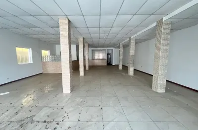 Três imóveis comerciais - 988m2 de terreno na esquina sendo a melhor localização da avenida.