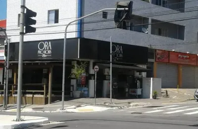Prédio comercial com 02 salões e 06 apartamentos sobre loja com 135m2.