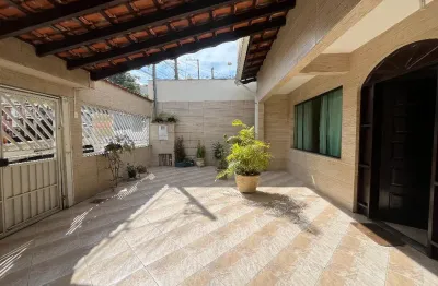 Linda casa terrea com 4 quartos e 3 vagas no bairro nova petropolis