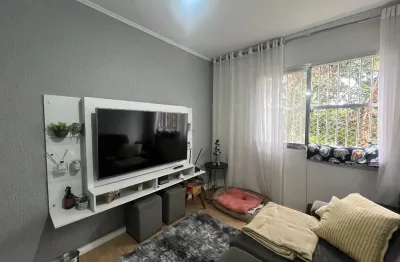 Lindo apartamento térreo reformado com 2 quartos e 1 vaga de garagem.