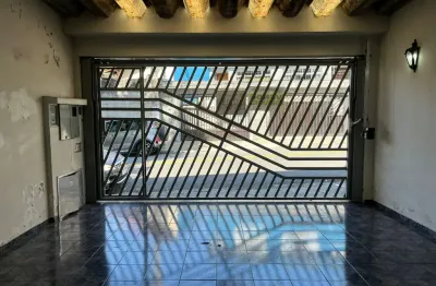 Sobrado em bairro nobre com comodos amplos e quintal aceita permuta apartamento de menor valor!