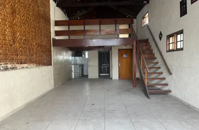 Imóvel comercial de conceito aberto e mezanino  em localização previlegiada na avenida.